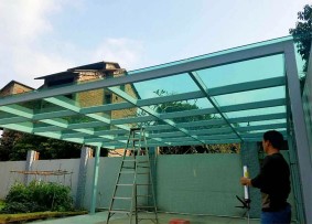 钢结构玻璃车棚